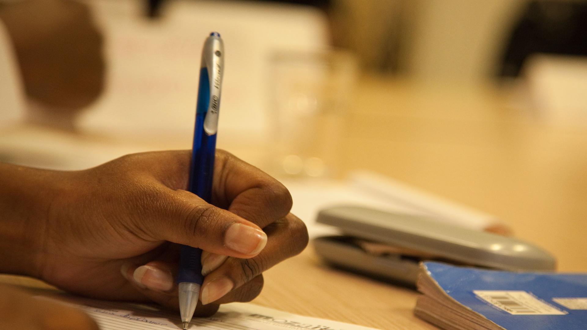Eine Jugendliche bei einem Bewerbungstraining in Paris. Eine Jugendliche bei einem Bewerbungstraining in Paris.