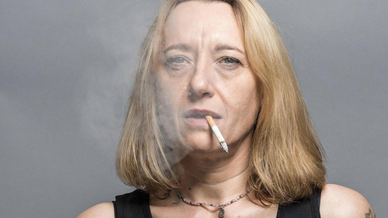 Portrait von Virginie Despentes mit Zigarette im Mund Portrait von Virginie Despentes mit Zigarette im Mund