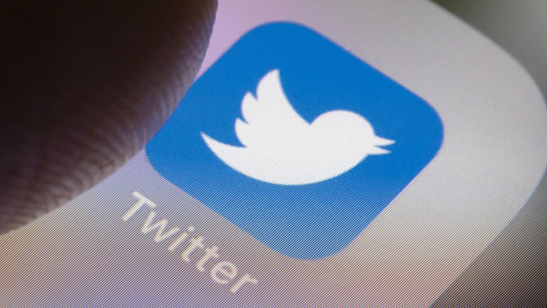 Die App von Twitter wird auf einem Smartphone Die App von Twitter wird auf einem Smartphone