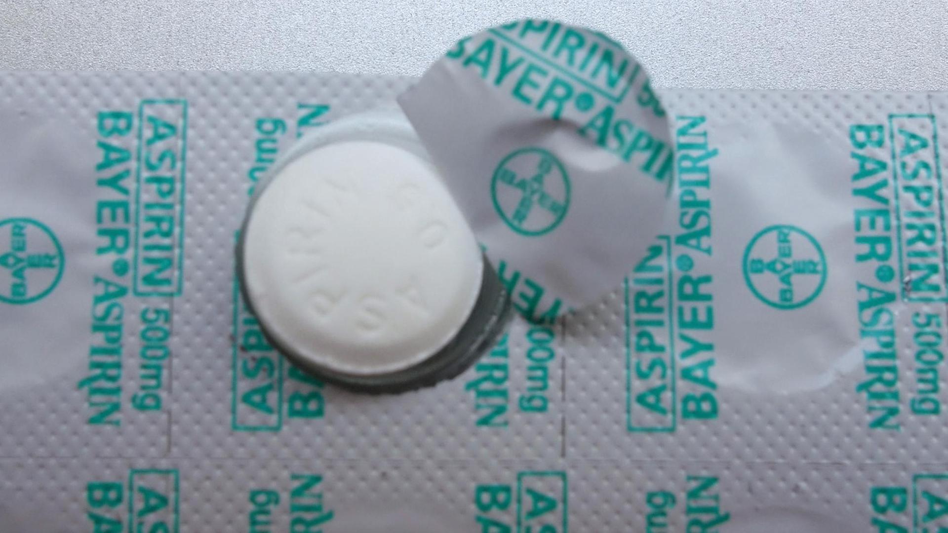 Ein Briefchen mit Aspirin-Tabletten Ein Briefchen mit Aspirin-Tabletten