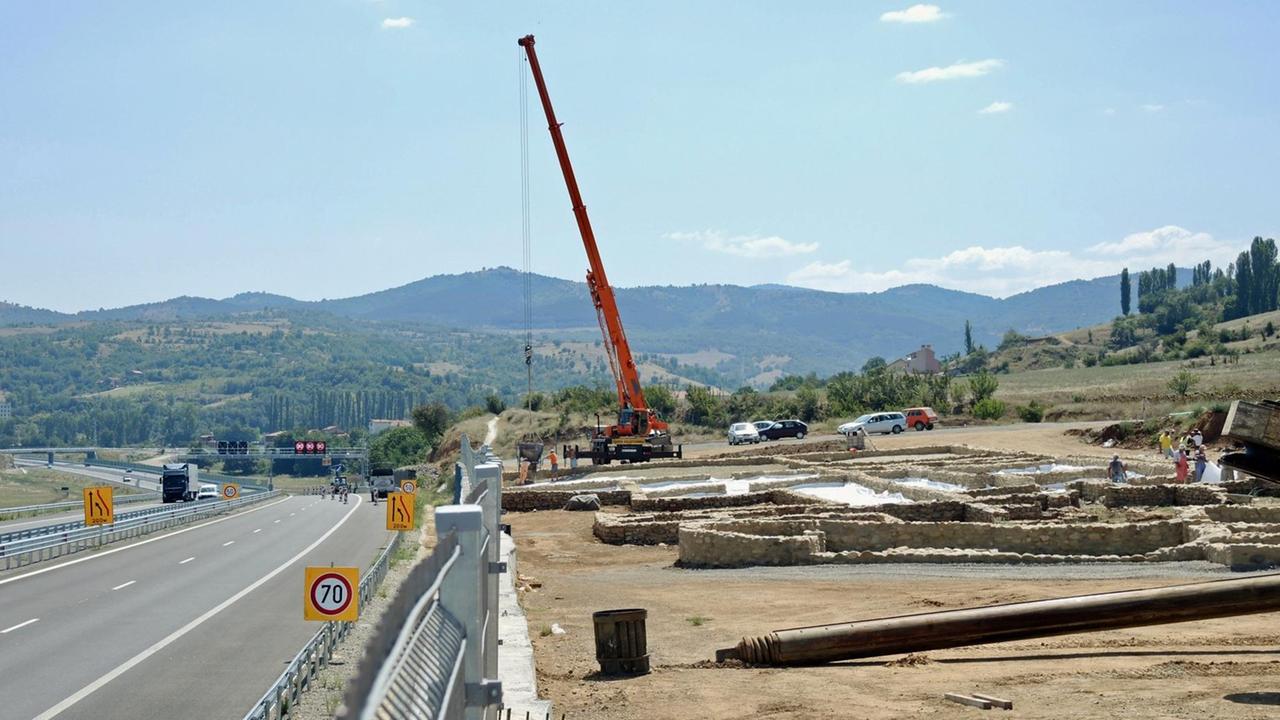 Archäologische Rettungsarbeiten neben der neuen Autobahntrasse im Südwesten Bulgariens Archäologische Rettungsarbeiten neben der neuen Autobahntrasse im Südwesten Bulgariens