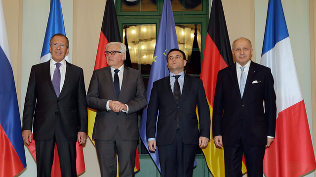 Gruppenfoto der vier Außenminister in Berlin: Sergej Lawrow aus Russland, Frank-Walter Steinmeier, Pawlo Klimkin aus der Ukraine und Laurent Fabius aus Frankreich (v.l.).