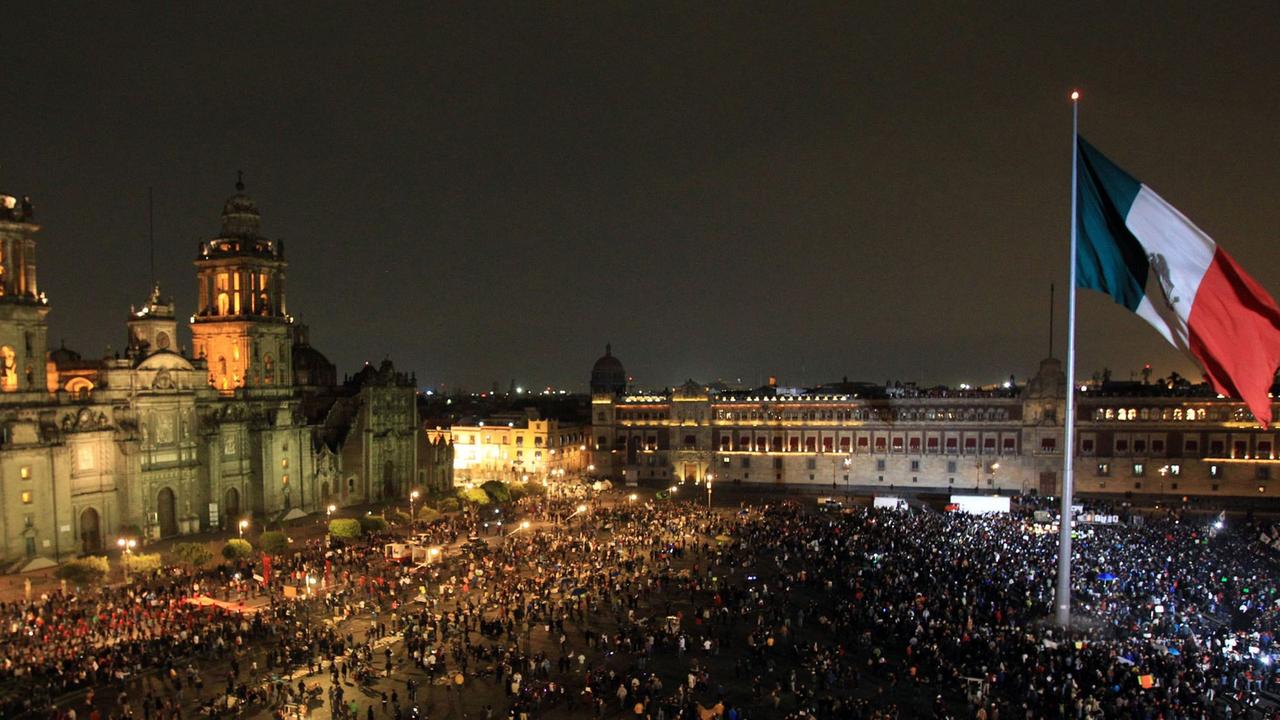 Tausende Menschen haben am 20. November 2014 in Mexiko-Stadt gegen die Entführung von 43 Stunden protestiert.