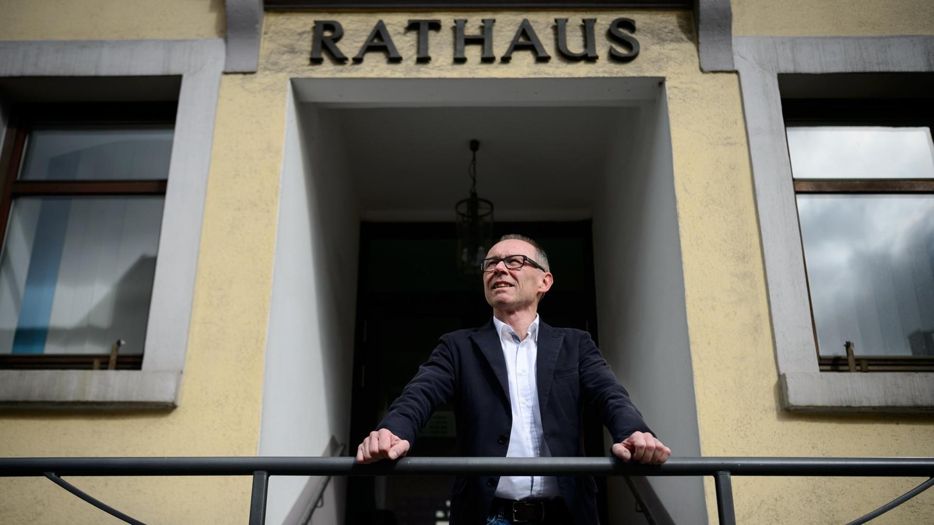 Harry Ebert, Bürgermeister und AfD-Mitglied steht vor dem Rathaus. Harry Ebert, Bürgermeister und AfD-Mitglied steht vor dem Rathaus.