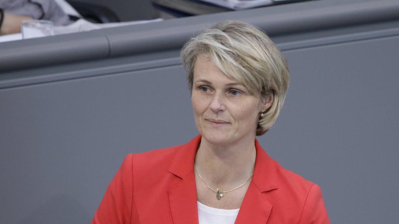 CDU-Bundestagsabgeordnete Anja Karliczek am Rednerpult im Deutschen Bundestag CDU-Bundestagsabgeordnete Anja Karliczek am Rednerpult im Deutschen Bundestag