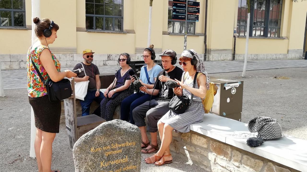 Lena Löhr, Co-Inititiatorin des Audiowalks: durch das Aufnahmegerät klingt die Umgebung plötzlich anders Lena Löhr, Co-Inititiatorin des Audiowalks: durch das Aufnahmegerät klingt die Umgebung plötzlich anders