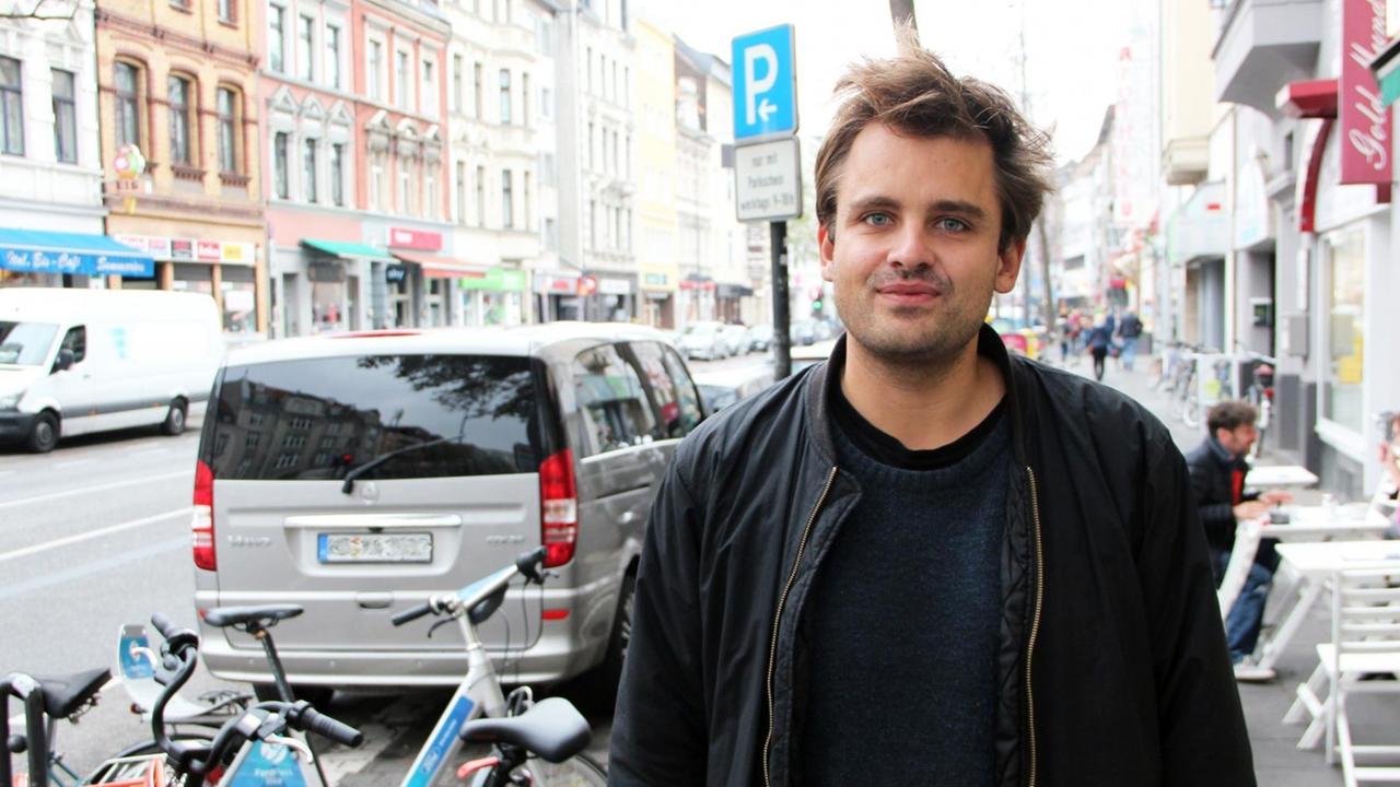 Der Regisseur und Dramaturg Julian Pörksen steht im Oktober 2018 an einer Straße in Köln.