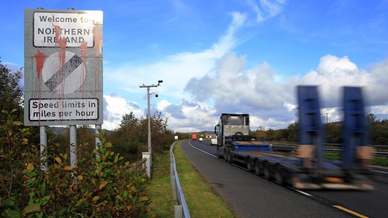 Straßenschild begrüß einen an der nordirischen Grenze Straßenschild begrüß einen an der nordirischen Grenze