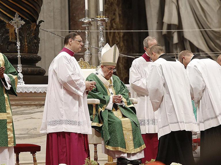 Papst Franziskus eröffnet die Bischofssynode in Rom.