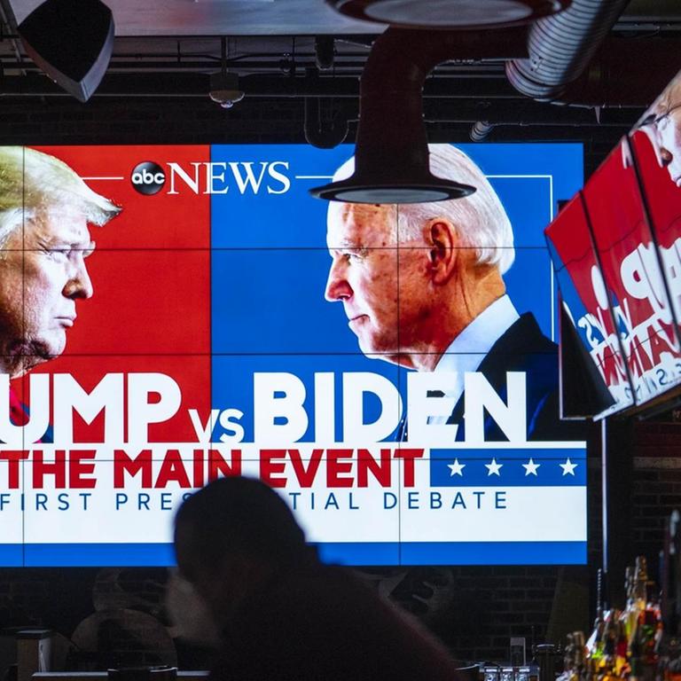 Fernsehbildschirme, auf denen die erste Präsidentendebatte zwischen US-Präsident Donald Trump und seinem Herausforder Joe Biden ausgestrahlt wird, sind am 29. September 2020 in der Walters Sports Bar in Washington, USA, zu sehen. Sarah Silbiger/Getty Images/AFP