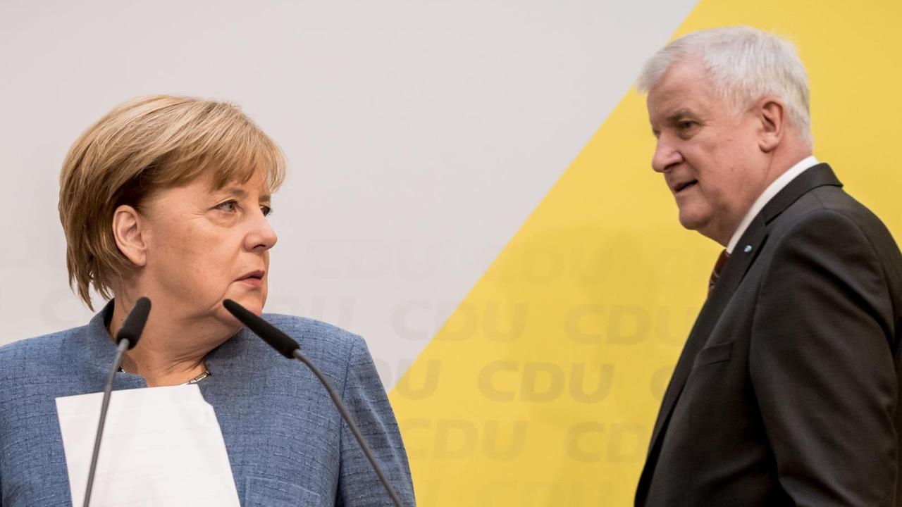Bundeskanzlerin Angela Merkel (CDU) und Bayerns Ministerpräsident Horst Seehofer (CSU) kommen am 09.10.2017 in Berlin zur gemeinsamen Pressekonferenz im Konrad-Adenauer-Haus.