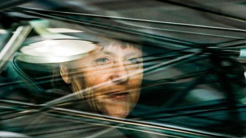 Die deutsche Bundeskanzlerin Angela Merkel bei der Anreise zum außerordentlichen EU-Gipfel in Brüssel am 18. Februar 2016