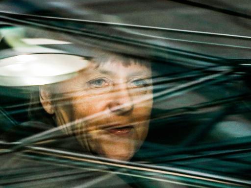 Die deutsche Bundeskanzlerin Angela Merkel bei der Anreise zum außerordentlichen EU-Gipfel in Brüssel am 18. Februar 2016