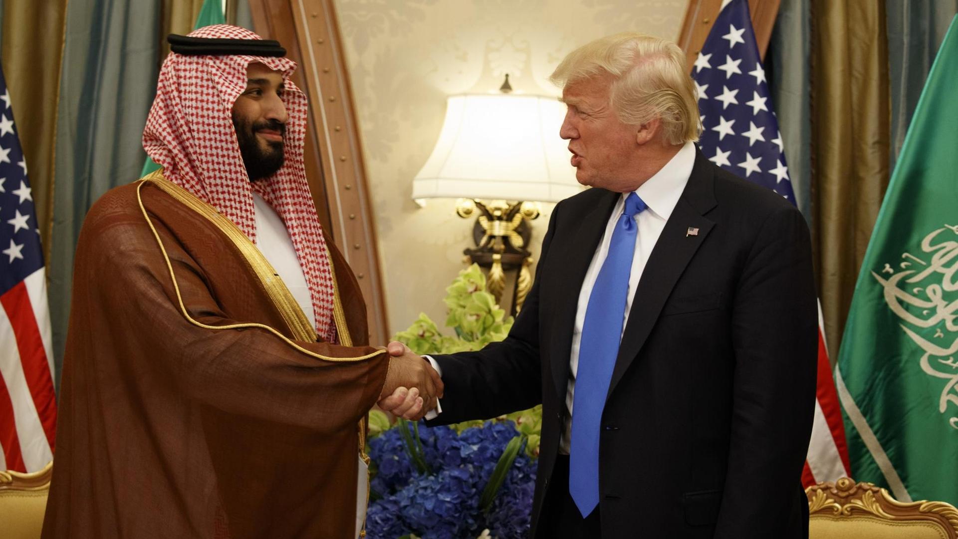 US-Präsident Donald Trump (r)und der stellvertretende saudi-arabische Kronprinz und Verteidigungsminister, Mohammed bin Salman, schütteln bei einem Treffen am 20.05.2017 in Riad (Saudi-Arabien) Hände. US-Präsident Donald Trump (r)und der stellvertretende saudi-arabische Kronprinz und Verteidigungsminister, Mohammed bin Salman, schütteln bei einem Treffen am 20.05.2017 in Riad (Saudi-Arabien) Hände.