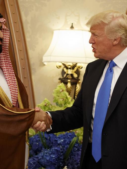 US-Präsident Donald Trump (r)und der stellvertretende saudi-arabische Kronprinz und Verteidigungsminister, Mohammed bin Salman, schütteln bei einem Treffen am 20.05.2017 in Riad (Saudi-Arabien) Hände.