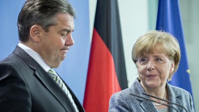 Bundeskanzlerin Angela Merkel (CDU) steht neben Bundeswirtschaftsminister Sigmar Gabriel (SPD) am 7.9. 2015 in Berlin nach einer Pressekonferenz zu den Ergebnissen des Koalitionsausschusses und der weiteren Flüchtlingspolitik.