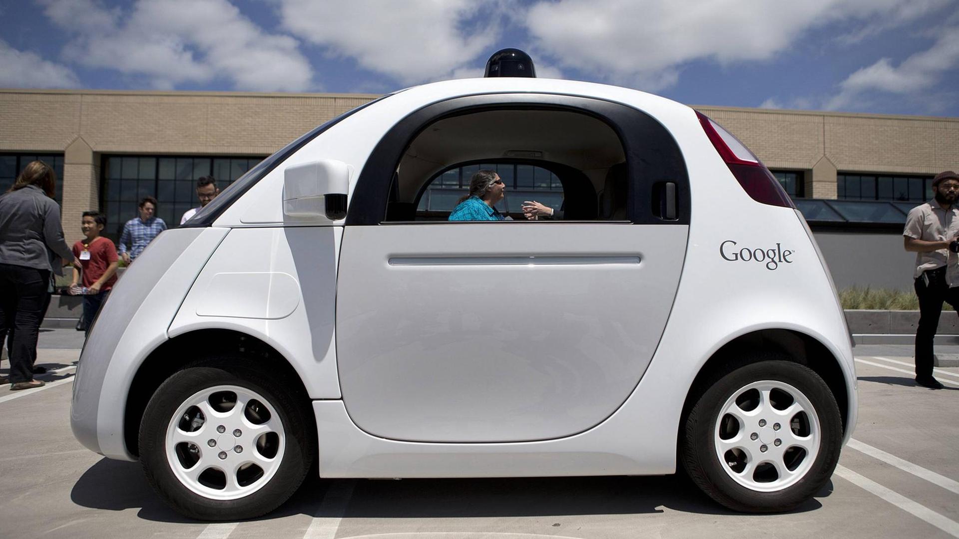 Das selbstfahrendes Auto von Google.Das Google-Ei oder der Google-Toaster ist als Zweisitzer ausgestattet und wird auf der IAA 2015 vorgestellt. Das selbstfahrendes Auto von Google.Das Google-Ei oder der Google-Toaster ist als Zweisitzer ausgestattet und wird auf der IAA 2015 vorgestellt.