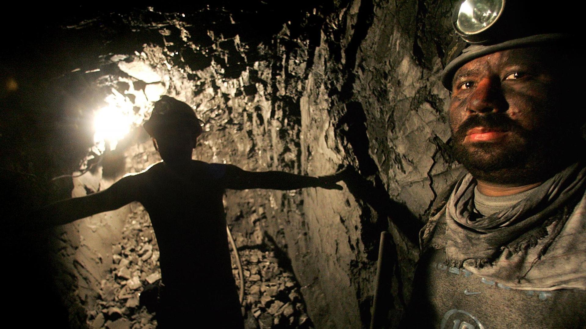 Minenarbeiter in einem Bergwerk in Kolumbien.