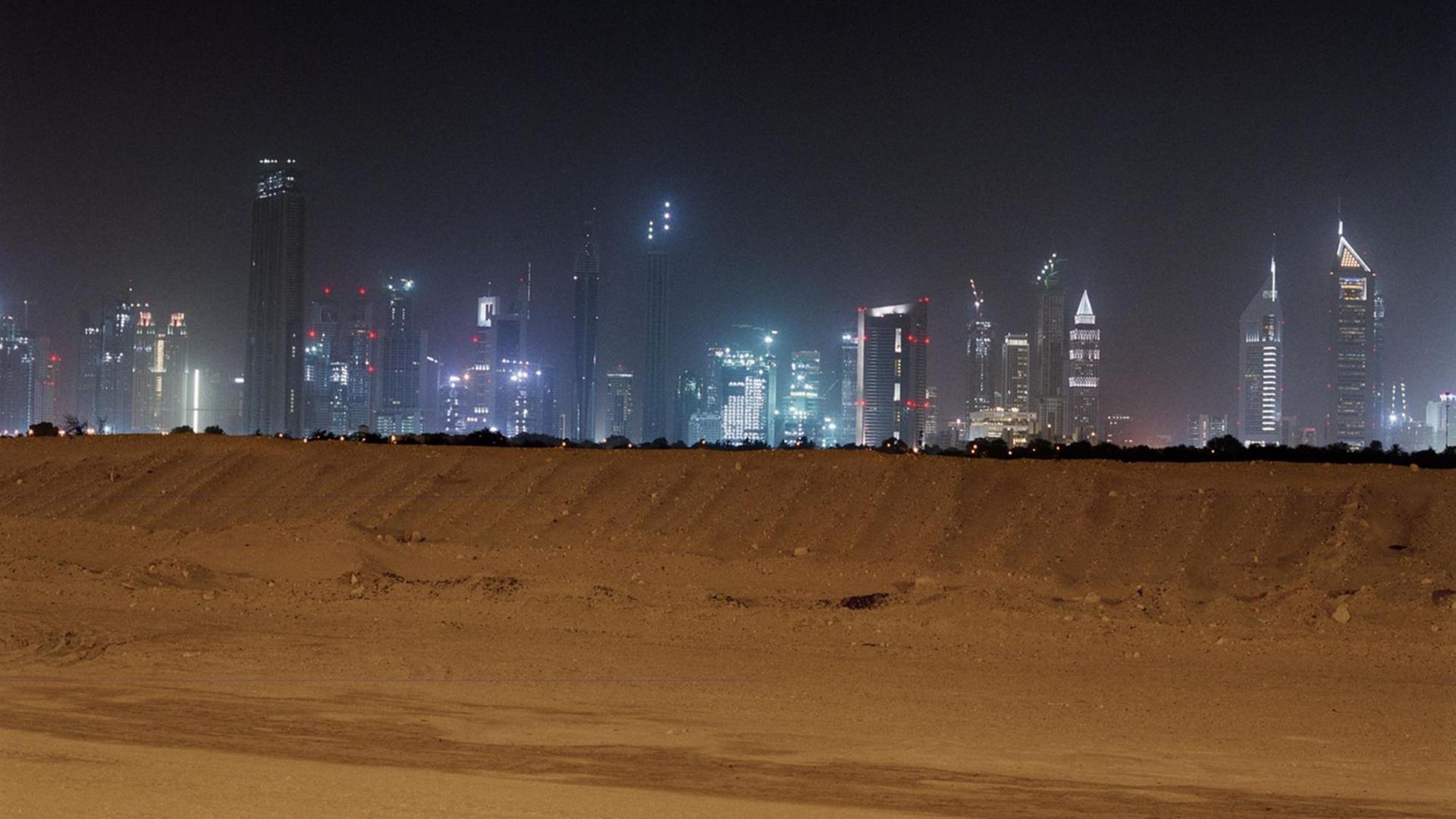 Futureland, Dubai, 2009 - Fotografie der Ausstellung "DEMO:POLIS – Das Recht auf Öffentlichen Raum" Futureland, Dubai, 2009 - Fotografie der Ausstellung "DEMO:POLIS – Das Recht auf Öffentlichen Raum"