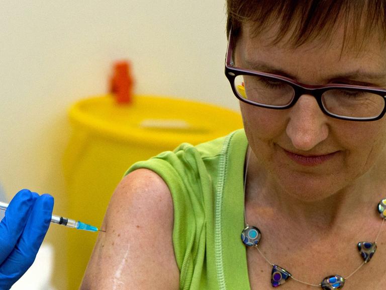 Ruth Atkins lässt sich als eine von 60 Freiwilligen den möglichen Impfstoff injizieren