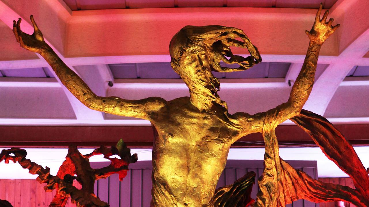 Kunstwerk "Die Auferstehung" von Pericle Fazzini in der Audienzhalle des Vatikans in Rom: Christus schwebt mit ausgebreiteten Armen aus seinem Grab empor. Kunstwerk "Die Auferstehung" von Pericle Fazzini in der Audienzhalle des Vatikans in Rom: Christus schwebt mit ausgebreiteten Armen aus seinem Grab empor.