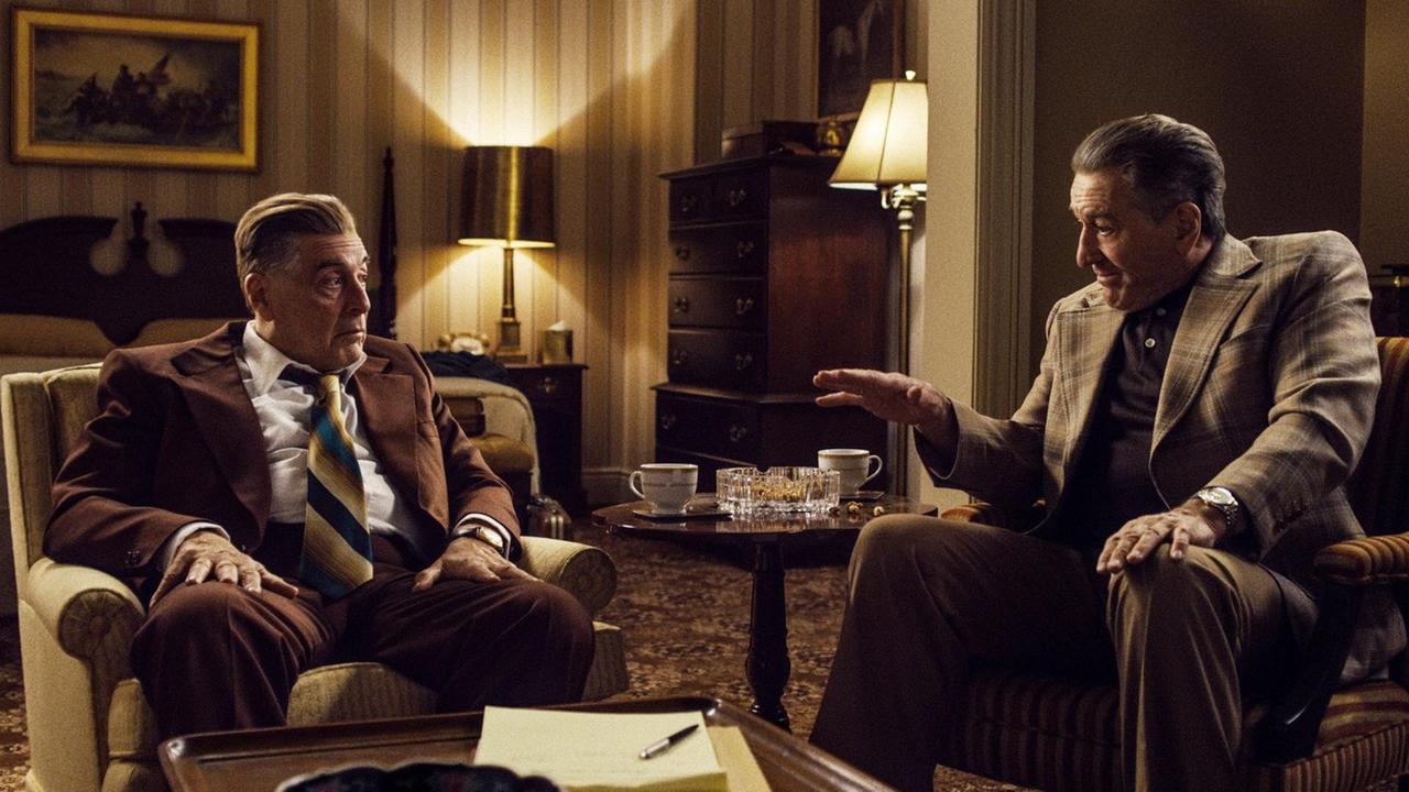 Filmszene aus "The Irishman": Die Schauspieler Al Pacino (links) als Jimmy Hoffa und Robert De Niro. Filmszene aus "The Irishman": Die Schauspieler Al Pacino (links) als Jimmy Hoffa und Robert De Niro.