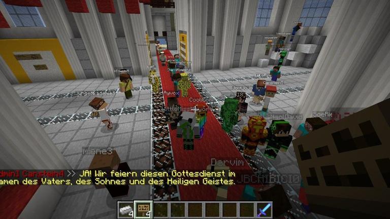 Ein Screenshot zeigt, wie verschiedene Minecraft-Figuren (jede gesteuert von einem Spieler) sich in einer Kirche zum Ostergottesdienst versammeln. Ein Screenshot zeigt, wie verschiedene Minecraft-Figuren (jede gesteuert von einem Spieler) sich in einer Kirche zum Ostergottesdienst versammeln.