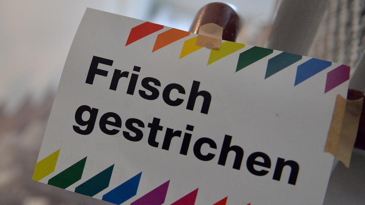 Schild auf dem "Frisch gestrichen" steht. Schild auf dem "Frisch gestrichen" steht.