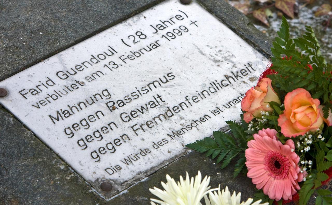 Auf dem Gedenkstein für den toten algerischen Asylbewerber Farid Guendoul in der brandenburgischen Stadt Guben (Spree-Neiße) liegen am Freitag (13.02.2009) Blumen. Auf dem Gedenkstein für den toten algerischen Asylbewerber Farid Guendoul in der brandenburgischen Stadt Guben (Spree-Neiße) liegen am Freitag (13.02.2009) Blumen.