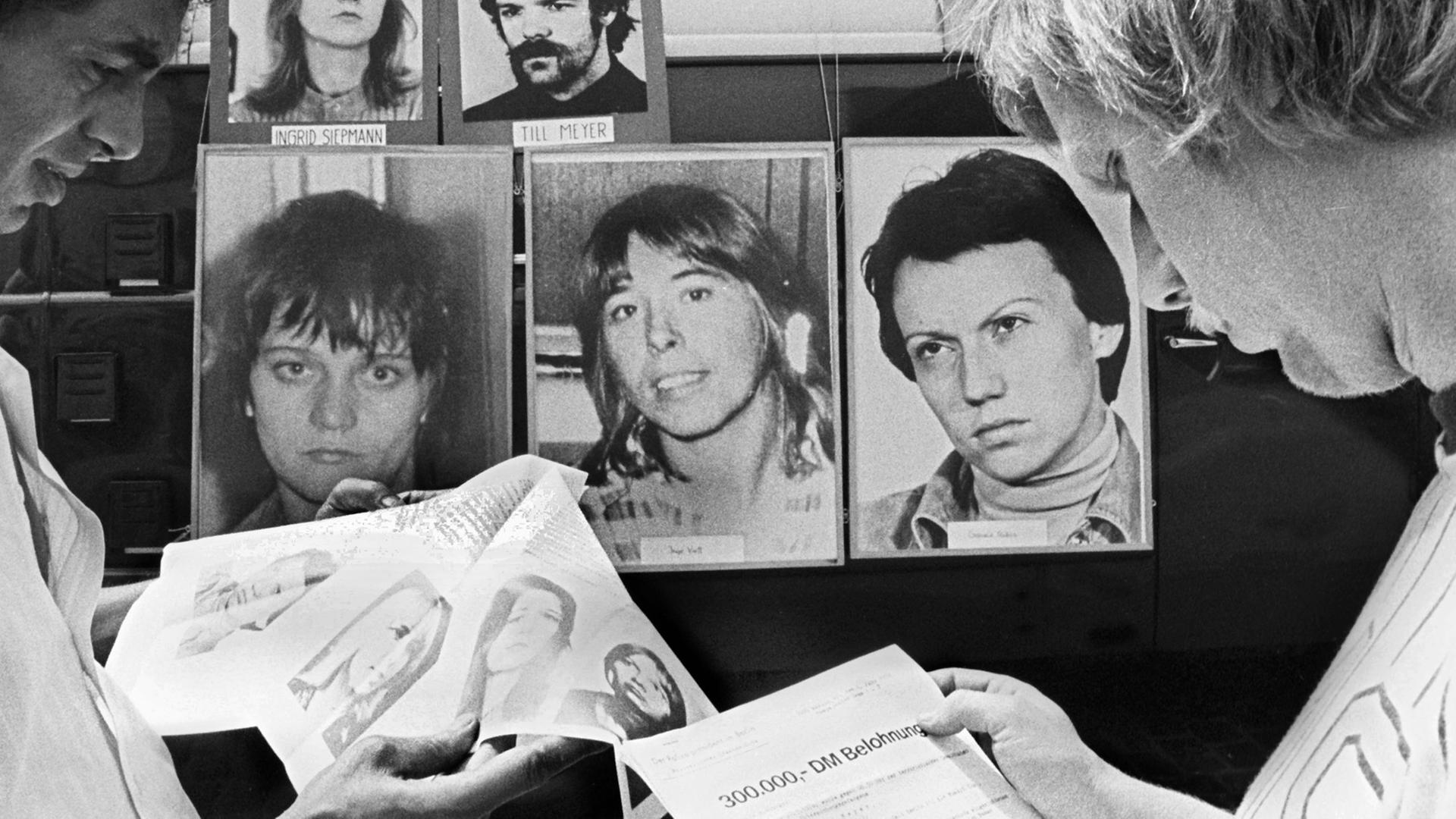 Zwei Männer lesen am 2. Juni 1978 Handzettel der Polizei, mit denen nach RAF-Terroristen gefahndet wird. Zwei Männer lesen am 2. Juni 1978 Handzettel der Polizei, mit denen nach RAF-Terroristen gefahndet wird.