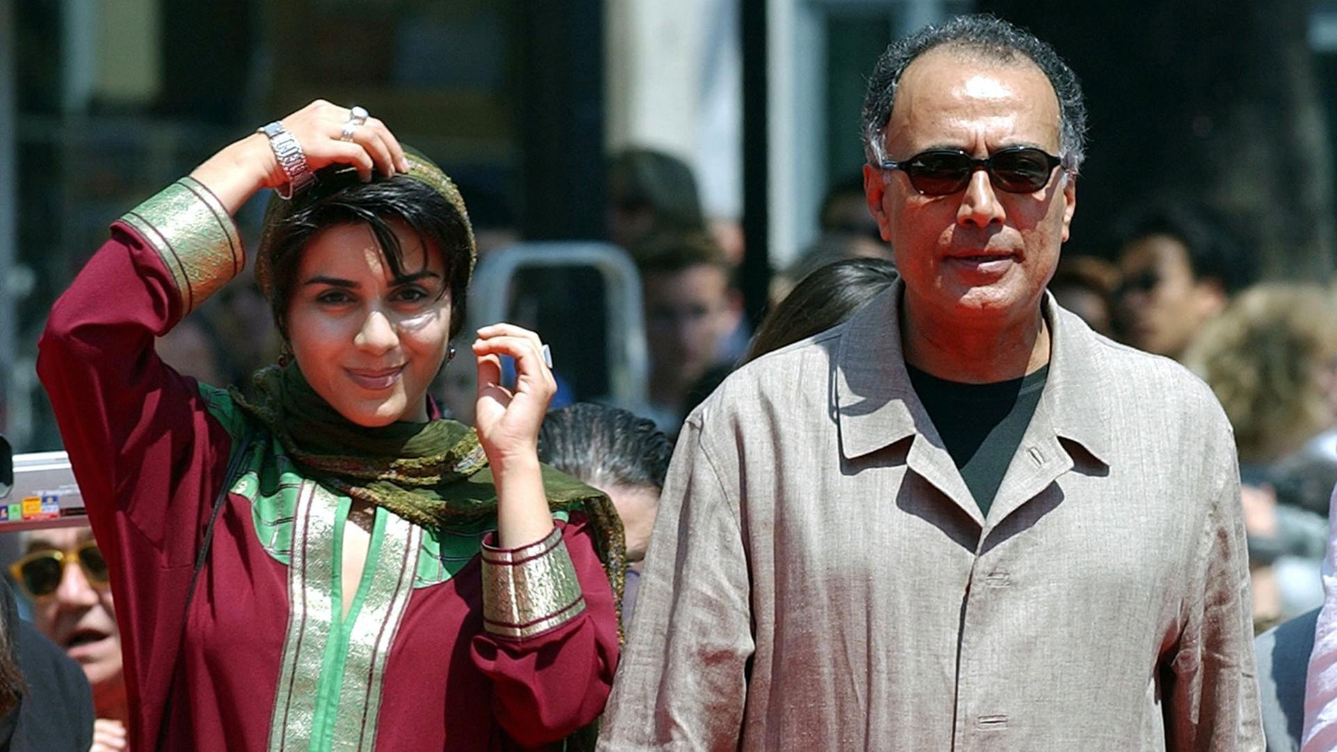 Der iranische Regisseur Abbas Kiarostami und die Schauspielerin Mania Akbari kommen am 20.5.2002 bei den Filmfestspielen in Cannes zur Aufführung ihres Film "Ten", der im Wetttbewerb läuft.