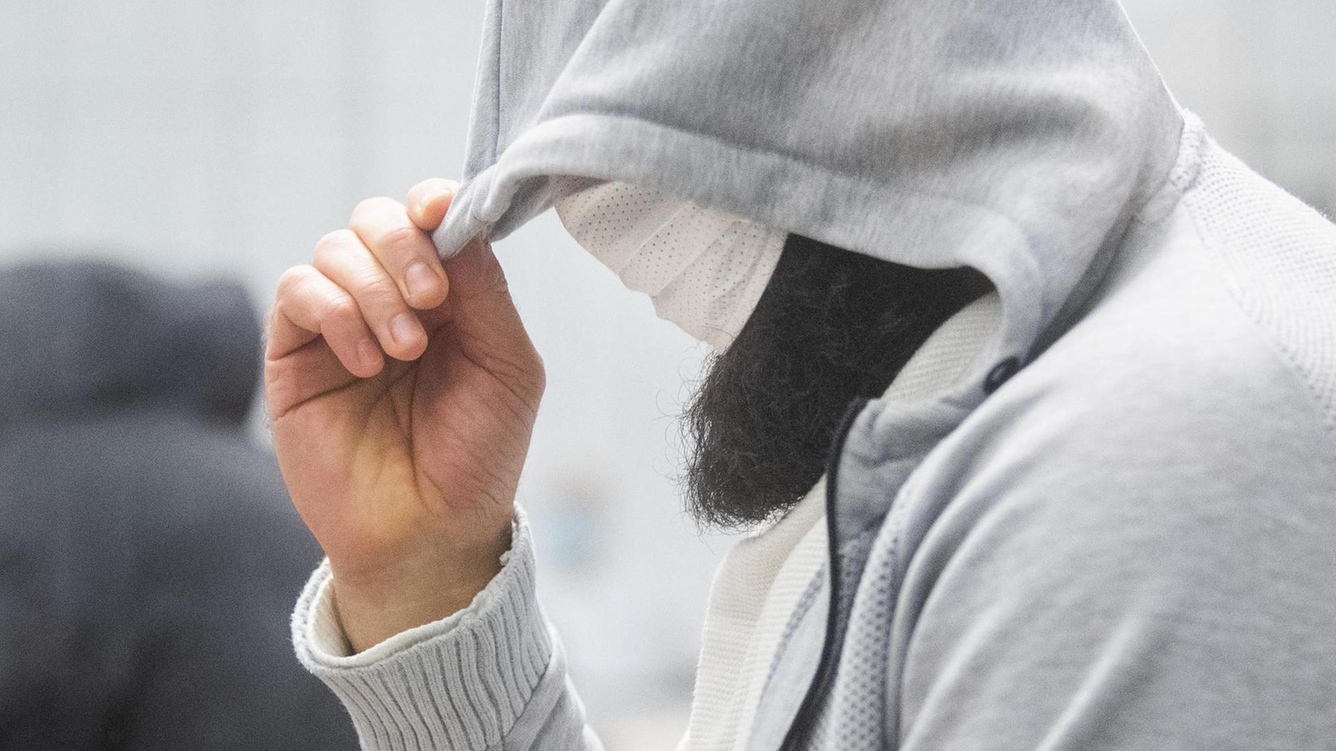 Der Mann, der sich Abu Walaa nennt, beim Prozess in Celle. Auf dem Kopf eine Mütze, so dass sein Gesicht nicht zu erkenn ist. Der Mann, der sich Abu Walaa nennt, beim Prozess in Celle. Auf dem Kopf eine Mütze, so dass sein Gesicht nicht zu erkenn ist.