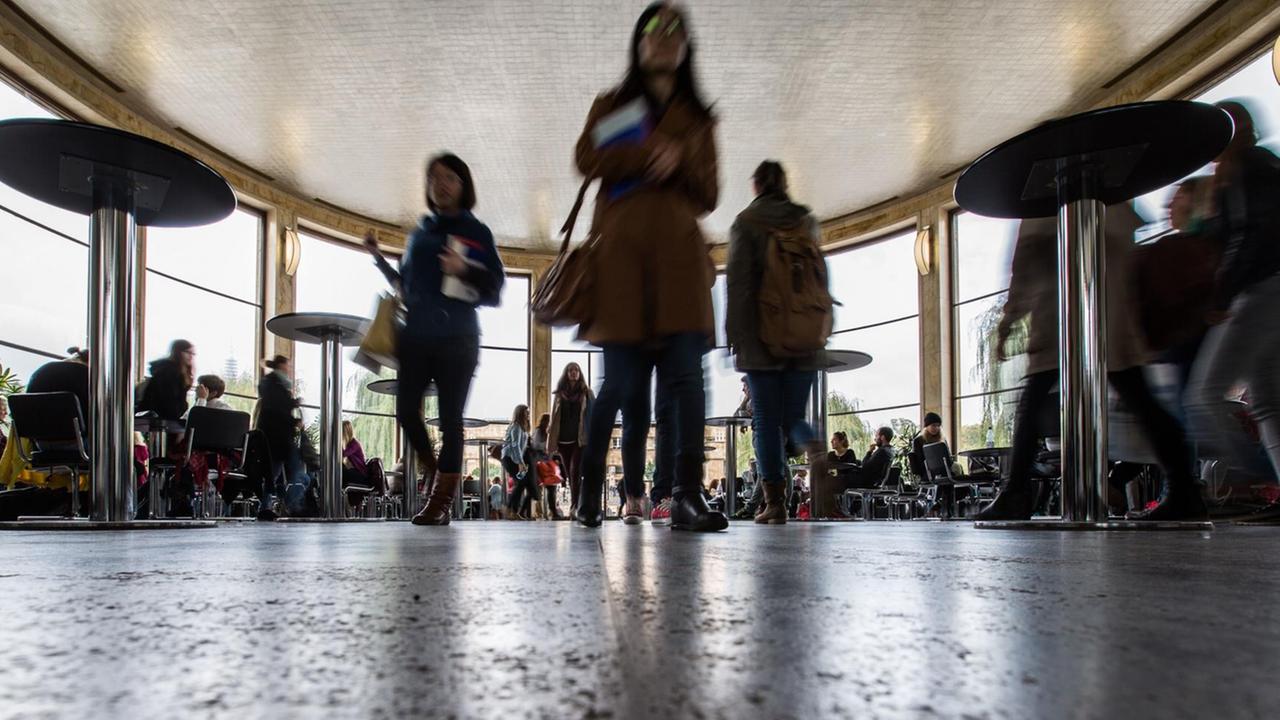 Studenten gehen auf dem Campus Westend der Johann Wolfgang Goethe-Universität in Frankfurt am Main (Hessen) durch die glasumfasste Rotunde, die auch als Café dient. Studenten gehen auf dem Campus Westend der Johann Wolfgang Goethe-Universität in Frankfurt am Main (Hessen) durch die glasumfasste Rotunde, die auch als Café dient.