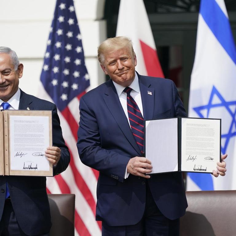 Benjamin Netanyhu und Donald J. Trumpzeigen am 15. September 2020 das unterzeichnete Abkommen