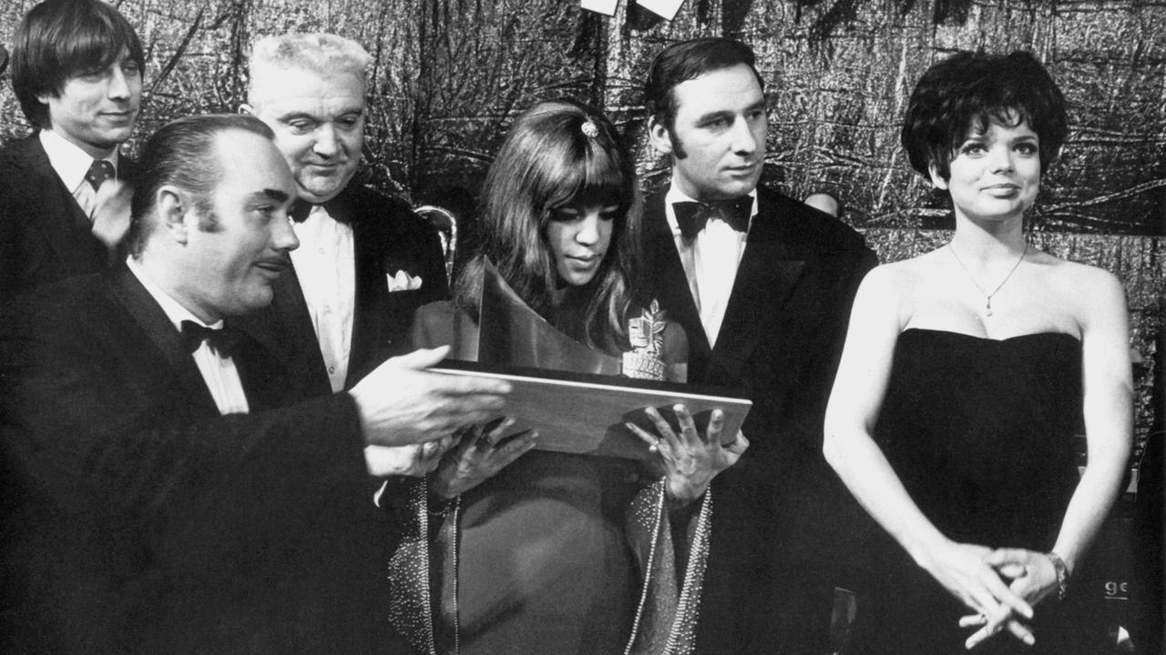 Regisseurin May Spils (M) und die Hauptdarstellerin Uschi Glas (r) wurden am 1. Februar 1969 in Mainz für den Film "Zur Sache Schätzchen" mit der "Goldenen Leinwand" ausgezeichnet.