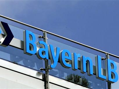 Der Schriftzug der bayerischen Landesbank BayernLB am Gebäude der Bankzentrale in München