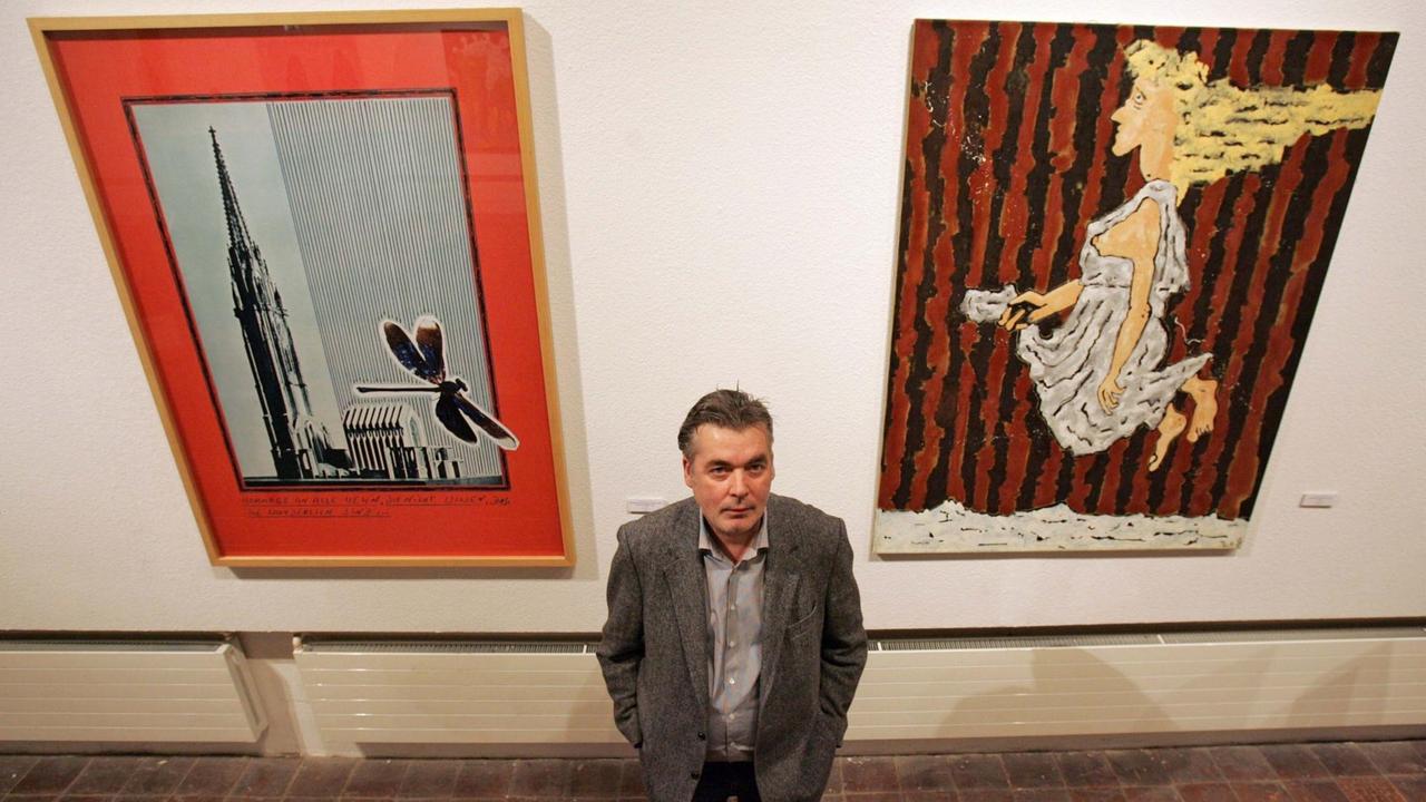 Der Künstler Werner Büttner steht in der Dominikanerkirche in Osnabrück zwischen dem C-Print "Hommage an alle Wesen, die nicht wissen, dass sie wunderlich sind..." (2004, l) und dem Ölbild "Das Fleisch organisiert sich selbst" (1998).
Der Künstler Werner Büttner steht in der Dominikanerkirche in Osnabrück zwischen dem C-Print "Hommage an alle Wesen, die nicht wissen, dass sie wunderlich sind..." (2004, l) und dem Ölbild "Das Fleisch organisiert sich selbst" (1998).