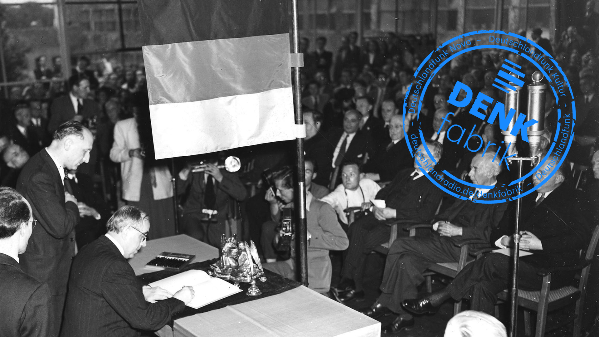 Prof. Ernst Reuter, Oberbürgermeister und Abgeordneter im parlamentarischen Rat der Stadt Berlin, bei der Unterzeichnung des Grundgesetzes. In der ersten Reihe von rechts nach links: Dr. Hans Christoph Seebohm, Minister a. D. (DP Niedersachsen), Prof. Theodor Heuss (FDP Baden-Württemberg) und Paul Loebe, Reichstagspräsident a. D. (SPD Berlin). Prof. Ernst Reuter, Oberbürgermeister und Abgeordneter im parlamentarischen Rat der Stadt Berlin, bei der Unterzeichnung des Grundgesetzes. In der ersten Reihe von rechts nach links: Dr. Hans Christoph Seebohm, Minister a. D. (DP Niedersachsen), Prof. Theodor Heuss (FDP Baden-Württemberg) und Paul Loebe, Reichstagspräsident a. D. (SPD Berlin).