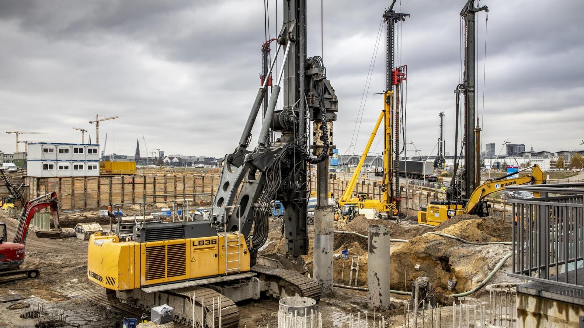 Baugeräte auf einer Großbaustelle Baugeräte auf einer Großbaustelle