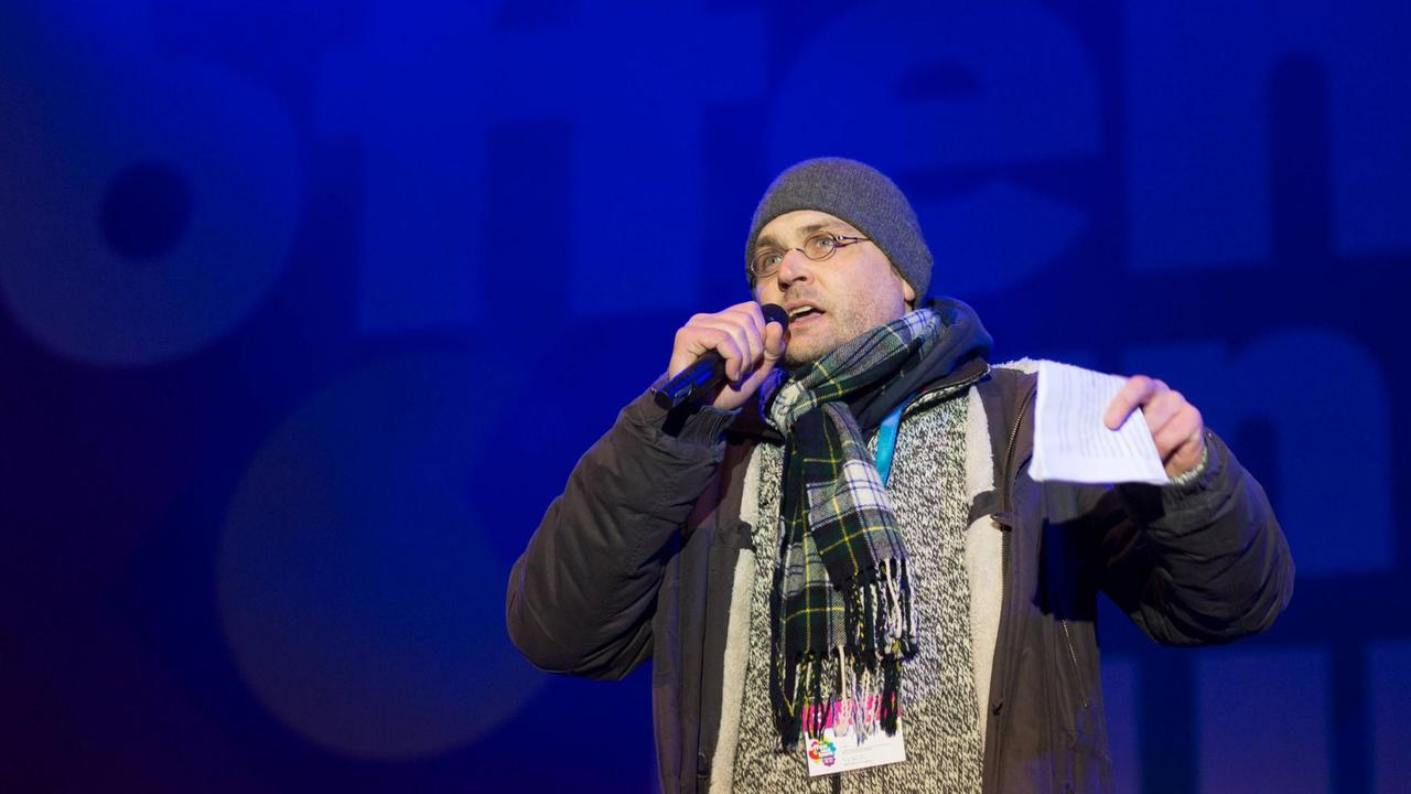 Der Chefdramaturg des Staatsschauspiels Dresden, Robert Koall, spricht am 26. Januar 2015 bei einer Großveranstaltung in Dresden, bei der tausende Bürger ein Zeichen für Weltoffenheit setzen wollen Der Chefdramaturg des Staatsschauspiels Dresden, Robert Koall, spricht am 26. Januar 2015 bei einer Großveranstaltung in Dresden, bei der tausende Bürger ein Zeichen für Weltoffenheit setzen wollen