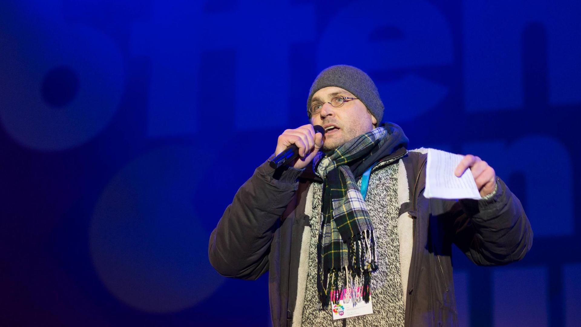 Der Chefdramaturg des Staatsschauspiels Dresden, Robert Koall, spricht am 26. Januar 2015 bei einer Großveranstaltung in Dresden, bei der tausende Bürger ein Zeichen für Weltoffenheit setzen wollen Der Chefdramaturg des Staatsschauspiels Dresden, Robert Koall, spricht am 26. Januar 2015 bei einer Großveranstaltung in Dresden, bei der tausende Bürger ein Zeichen für Weltoffenheit setzen wollen