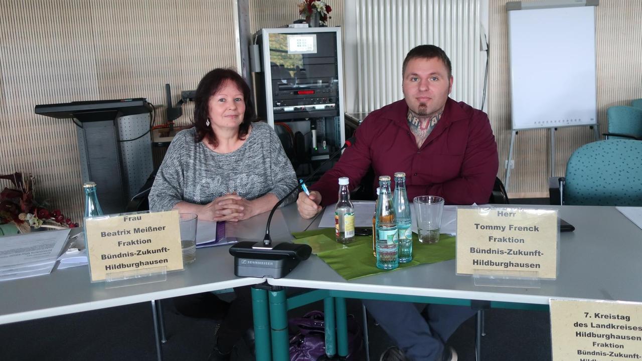 Tommy Frenck sitzt mit seiner Mutter an einem Tisch, an seinem Hals ist deutlich das "Aryan"-Tattoo erkennbar. Tommy Frenck sitzt mit seiner Mutter an einem Tisch, an seinem Hals ist deutlich das "Aryan"-Tattoo erkennbar.
