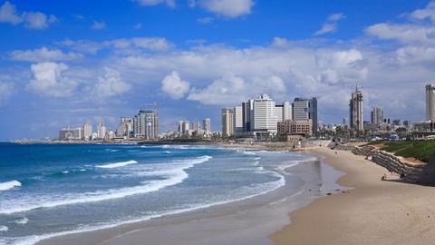 Blick auf das moderne Stadtzentrum von Tel Aviv aus Richtung der Strandpromenande in Tel Aviv Jaffa, Israel