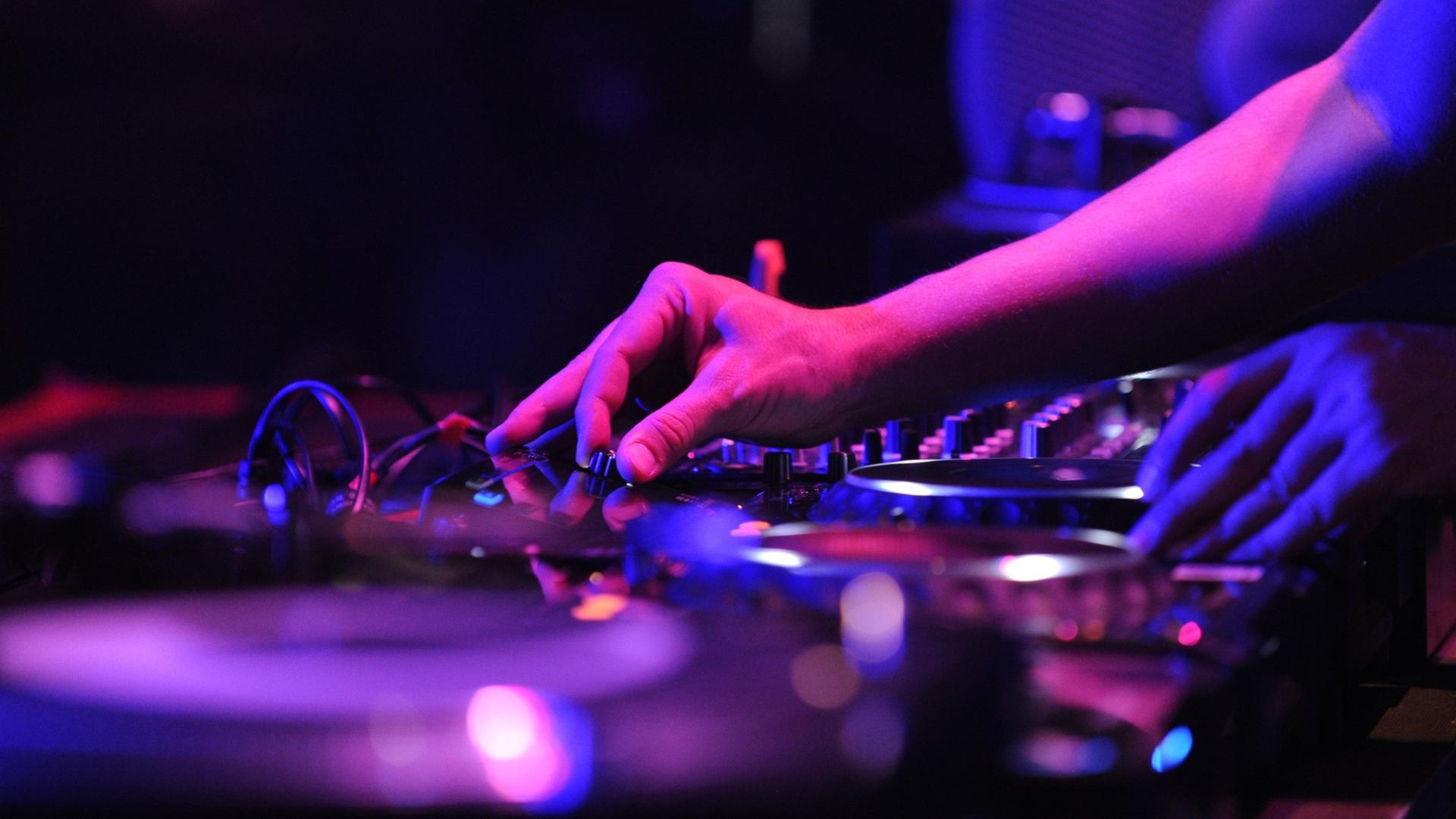 Ein Dj legt bei der Berlin Summer Rave Techno-Musik auf. Ein Dj legt bei der Berlin Summer Rave Techno-Musik auf.