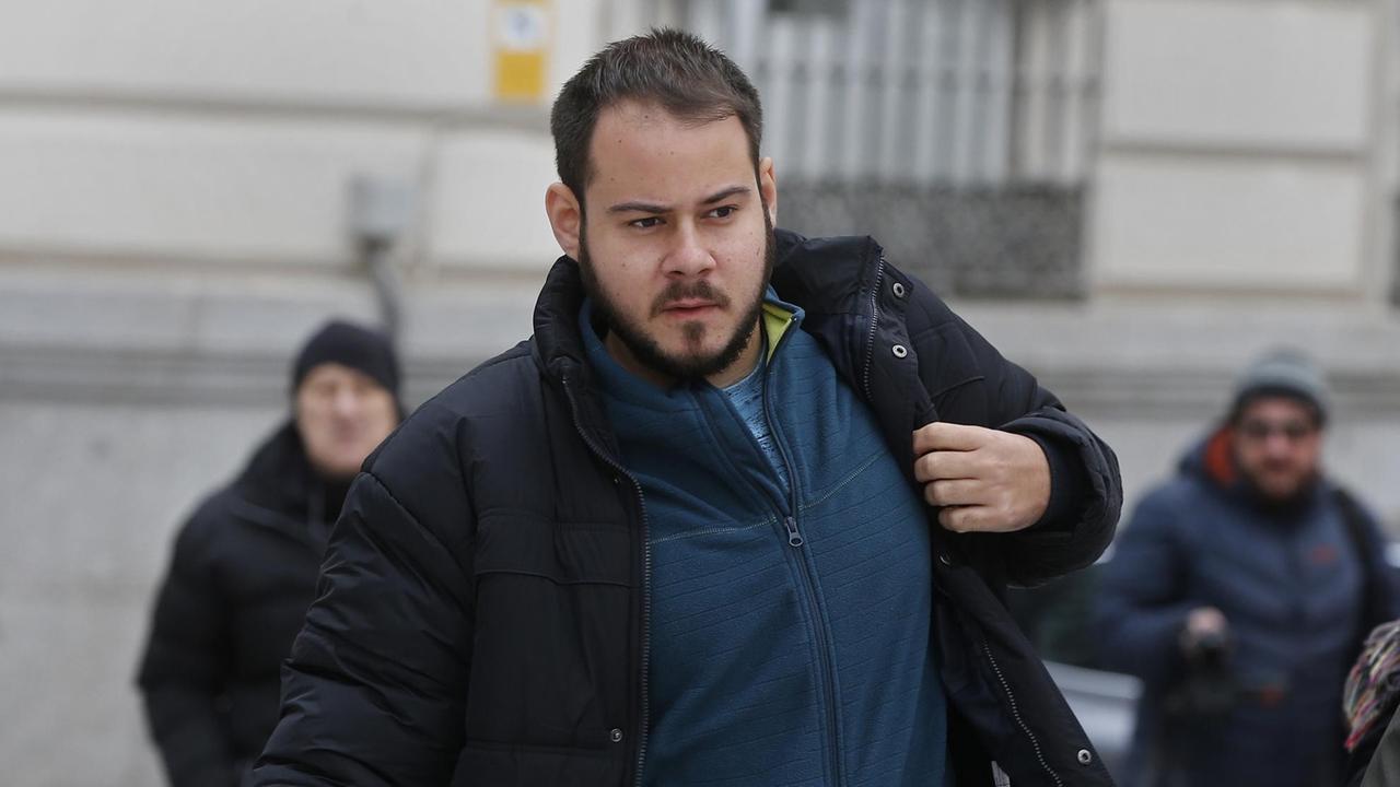Der Rapper Pablo Hasel im Februar 2018 auf dem Weg zum Gericht in Spaniens Hauptstadt Madrid Der Rapper Pablo Hasel im Februar 2018 auf dem Weg zum Gericht in Spaniens Hauptstadt Madrid