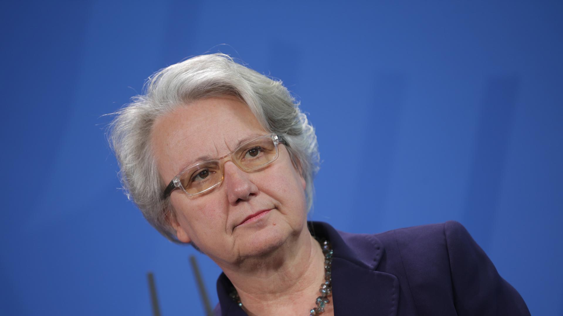Bildungsministerin Annette Schavan (CDU) steht am 09.02.2013 im Bundeskanzleramt in Berlin bei einem Pressestatement, um den Rücktritt als Bildungsministerin bekanntzugeben. Bildungsministerin Annette Schavan (CDU) steht am 09.02.2013 im Bundeskanzleramt in Berlin bei einem Pressestatement, um den Rücktritt als Bildungsministerin bekanntzugeben.