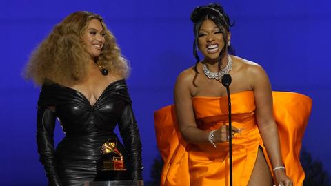 Die Sängerinnen Beyoncé und Megan Thee Stallion freuen sich über ihre Grammys