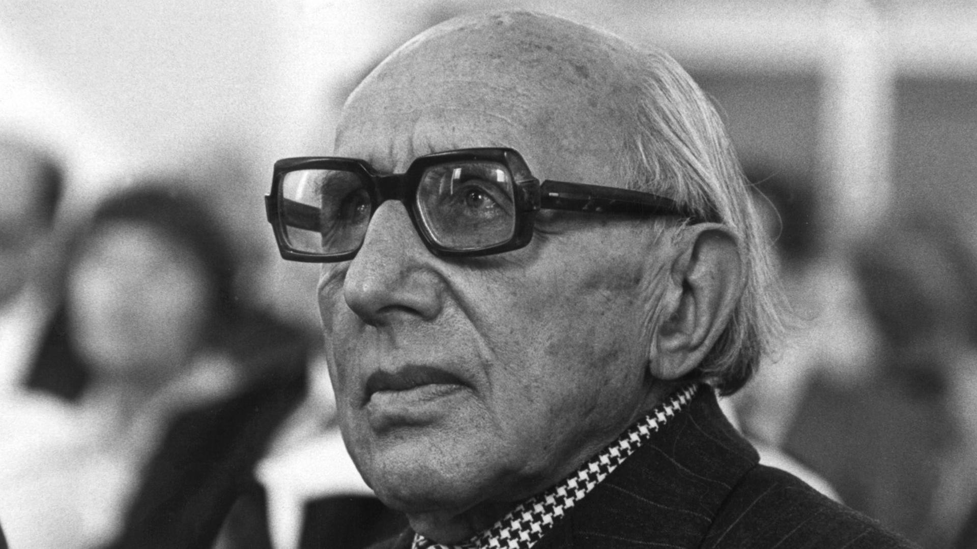 Der deutsch-britische Soziologe, Kulturphilosoph und Psychologe Norbert Elias (1897-1990). Der deutsch-britische Soziologe, Kulturphilosoph und Psychologe Norbert Elias (1897-1990).