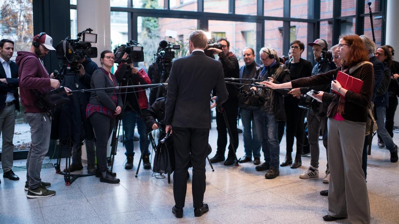 Der FDP-Vorsitzende Christian Lindner äußert sich am 20.11.2017 vor Beginn der Sitzung von FDP-Bundesvorstand und Fraktion nach dem Scheitern der Jamaika-Sondierungen von CDU, CSU, FDP und Grünen in Berlin gegenüber Journalisten. Der FDP-Vorsitzende Christian Lindner äußert sich am 20.11.2017 vor Beginn der Sitzung von FDP-Bundesvorstand und Fraktion nach dem Scheitern der Jamaika-Sondierungen von CDU, CSU, FDP und Grünen in Berlin gegenüber Journalisten.