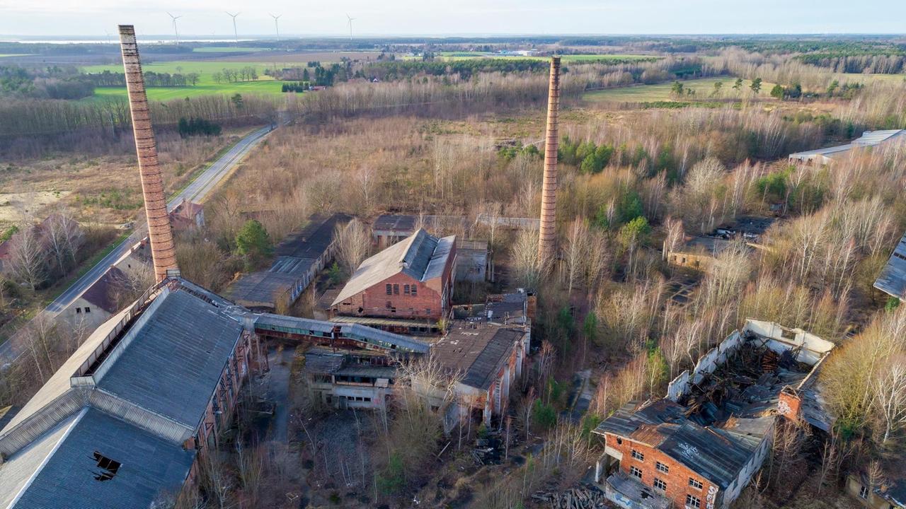 Die Ruine des ehemaligen Glaswerks Haidemühl aus der Vogelperspektive aufgenommen. Die Ruine des ehemaligen Glaswerks Haidemühl aus der Vogelperspektive aufgenommen.